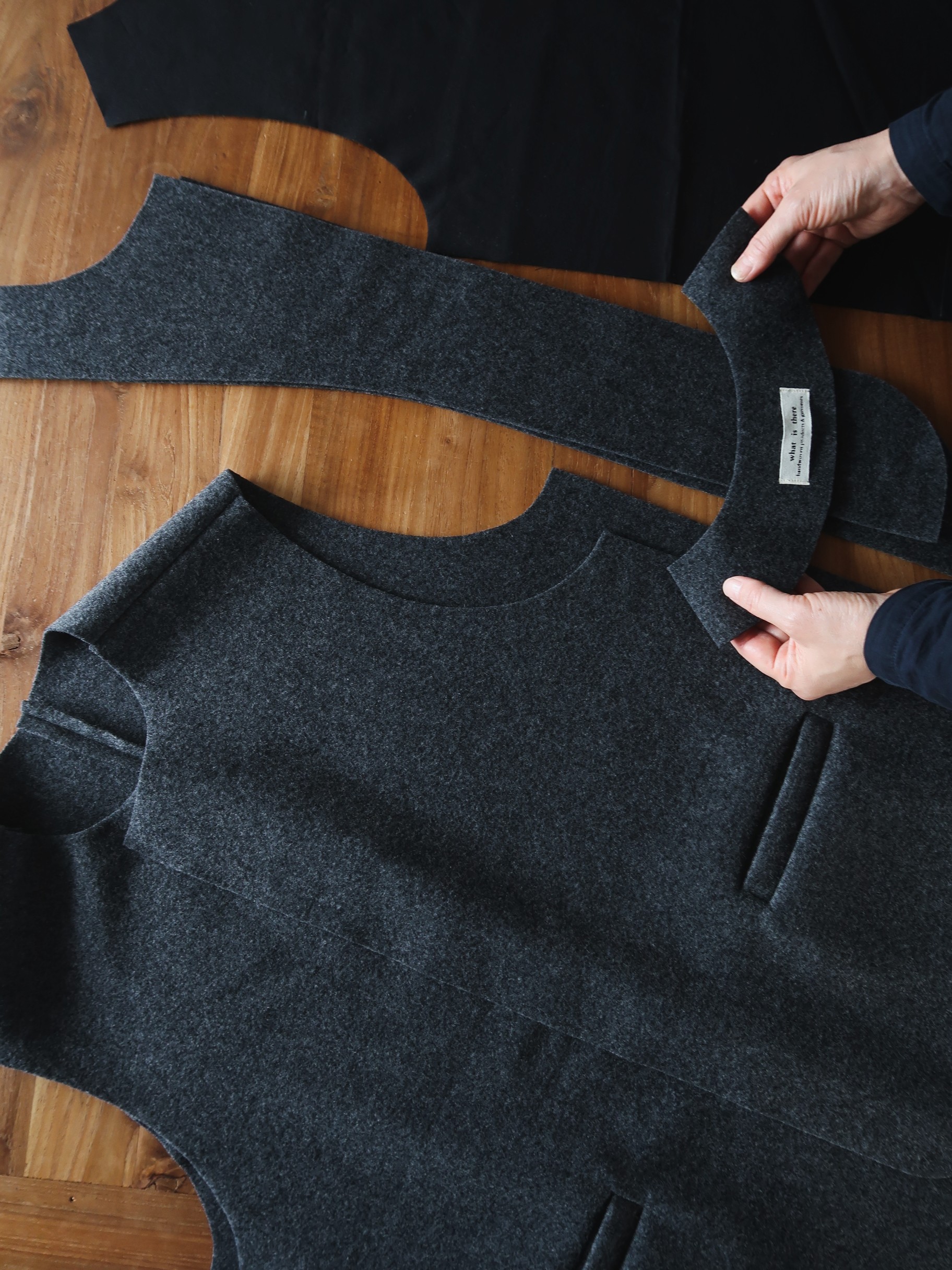 ウールパイルのシリーズ、ivory と charcoal gray 2色で現在制作中です。