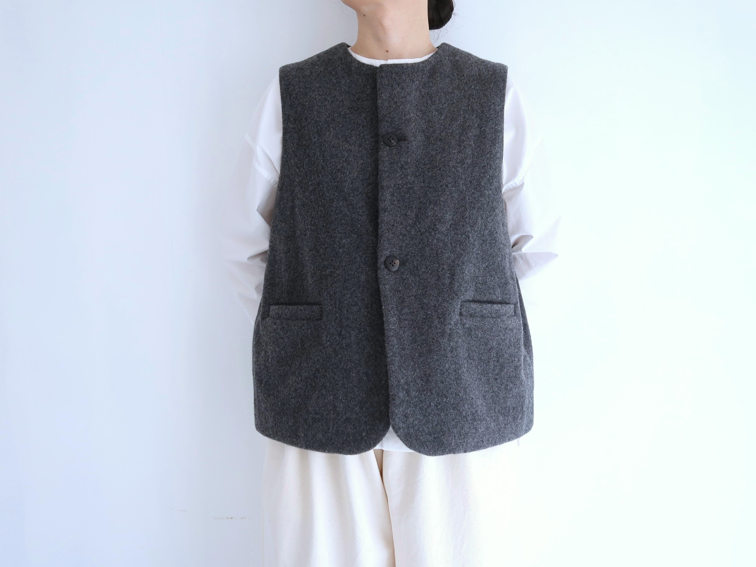 ウールパイルの vest ( charcoal gray )