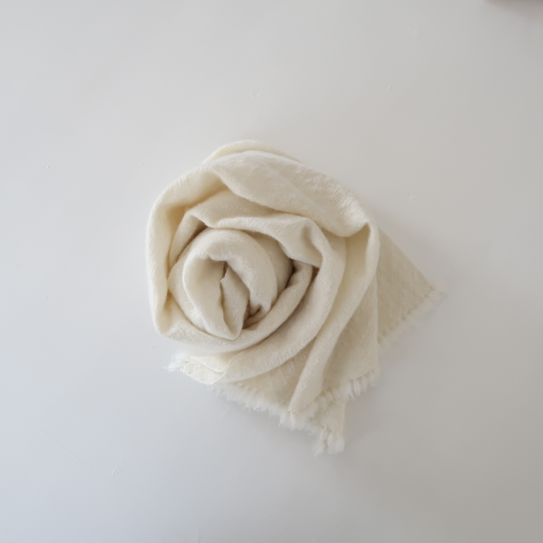 組織織りのカシミヤマフラー ( snow white ) を オンラインストアに追加しました。