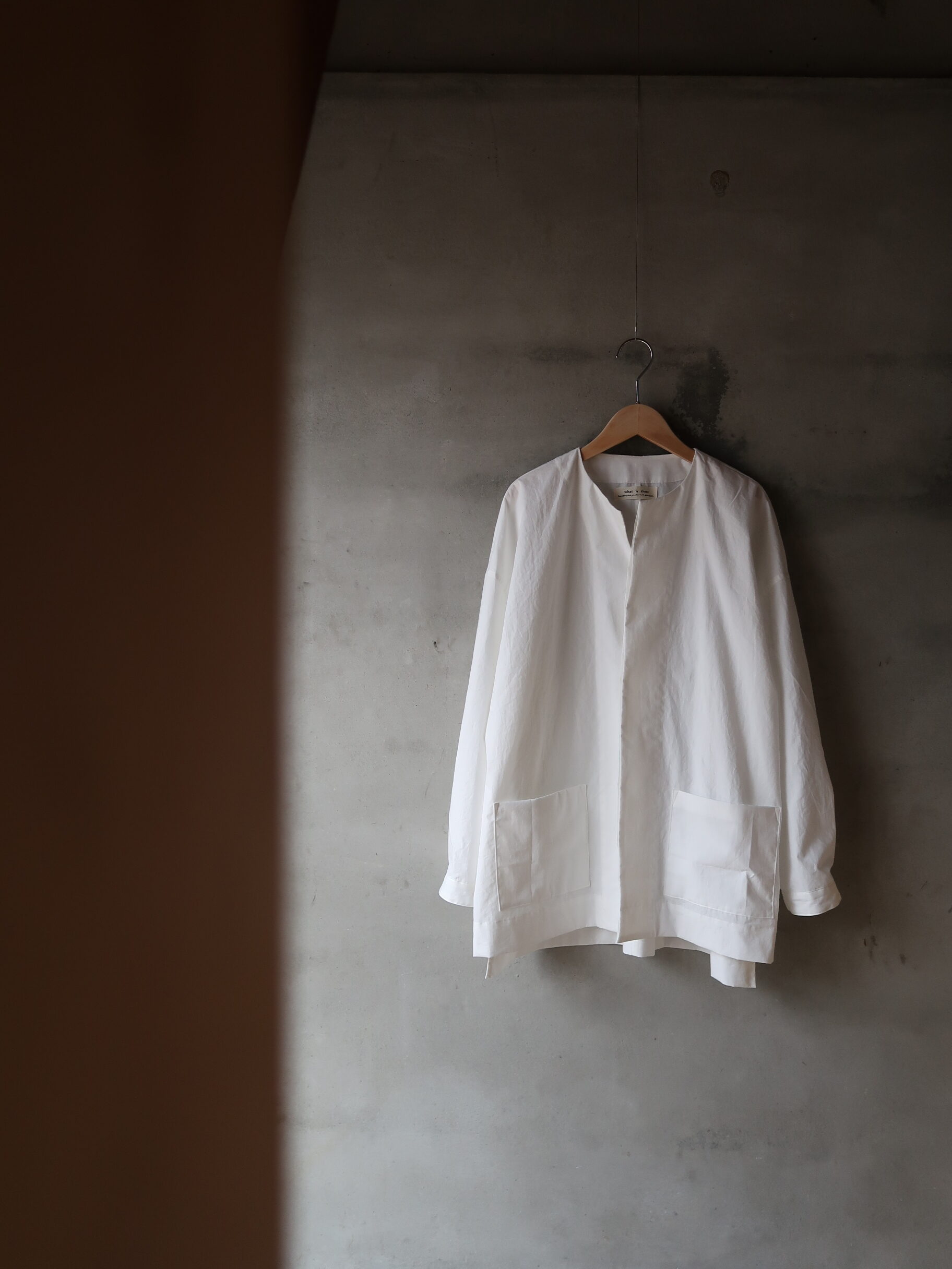 オーガニックコットンブロードのノーカラーシャツ。