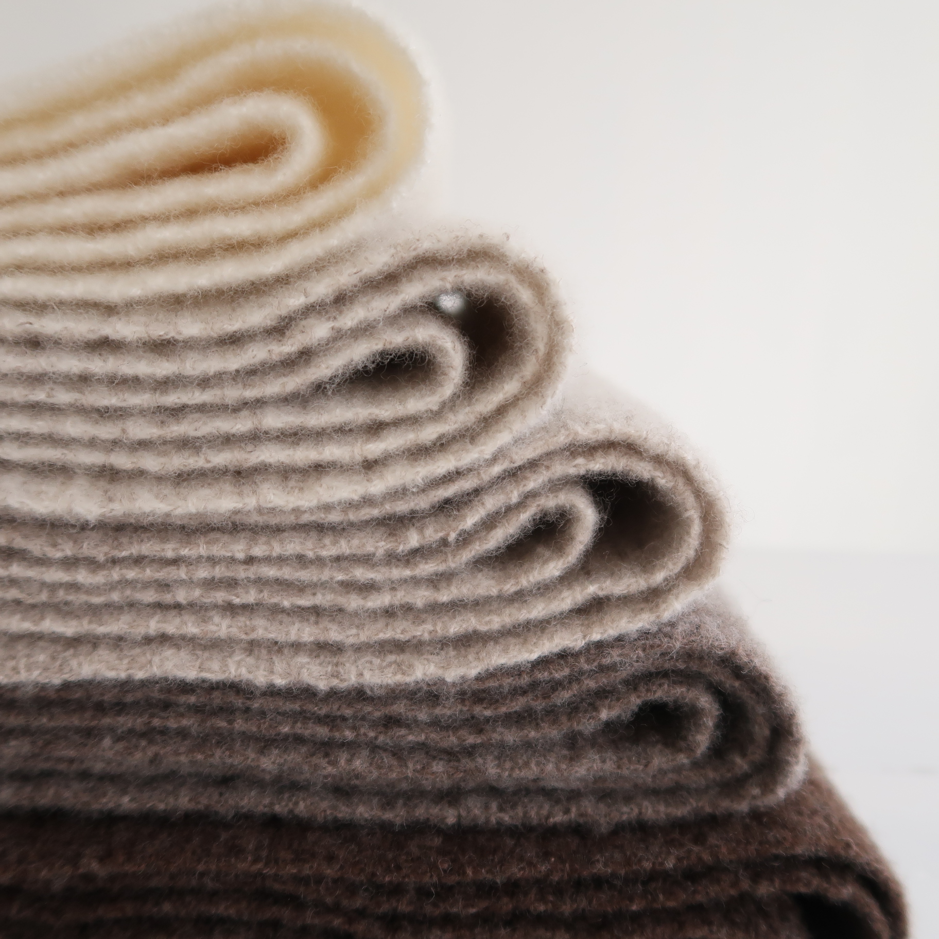 無染色ウールのマフラーを オンラインストアに追加しました。